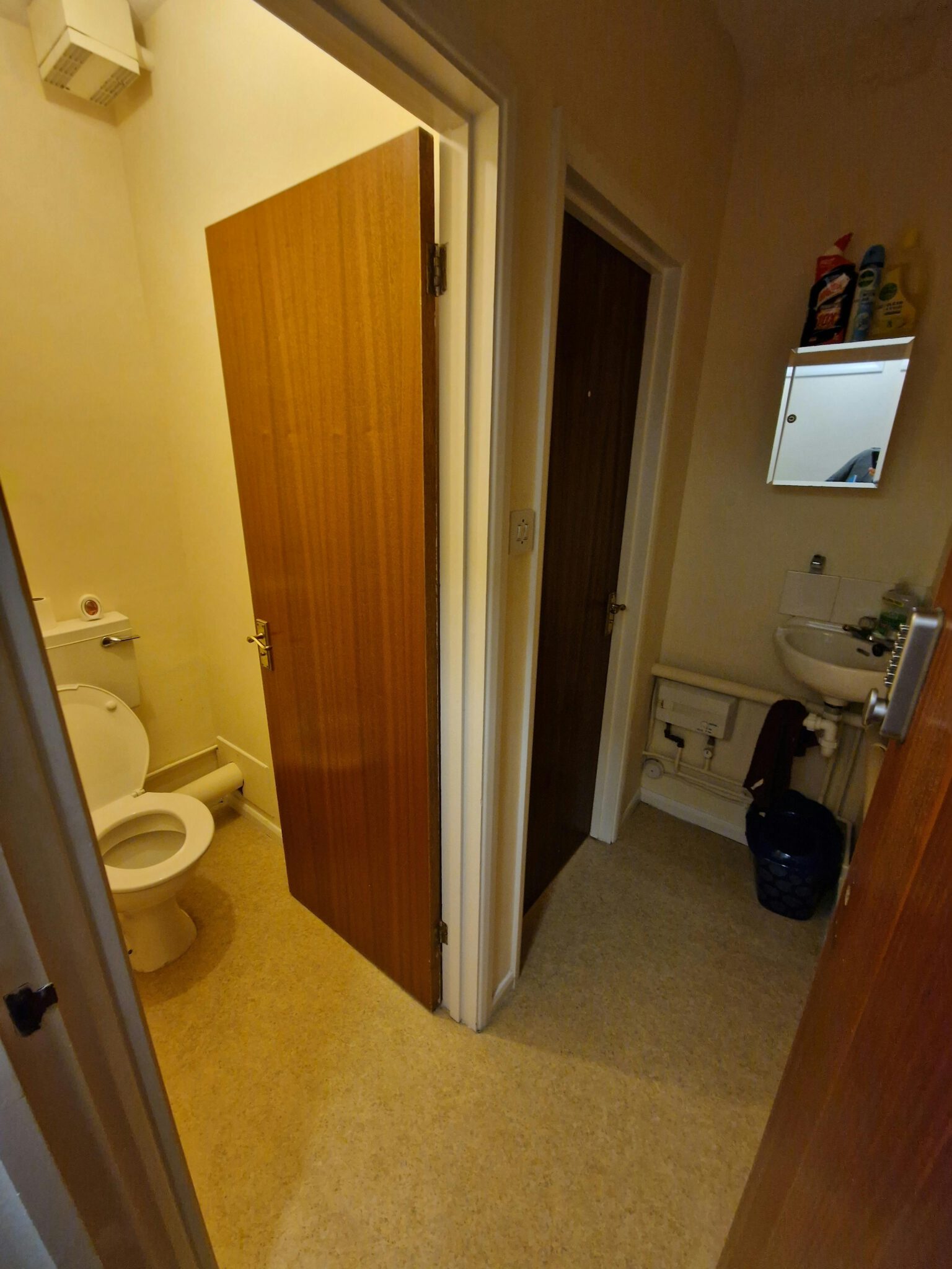 963a9a0094a38d7cdadbf0e78a8ac7c5-Shared-Toilet